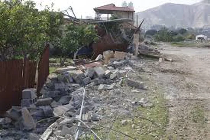 مستوطنون يبنون عريشًا ويرفعون علم الاحتلال في ساحة منزل بفصايل الوسطى